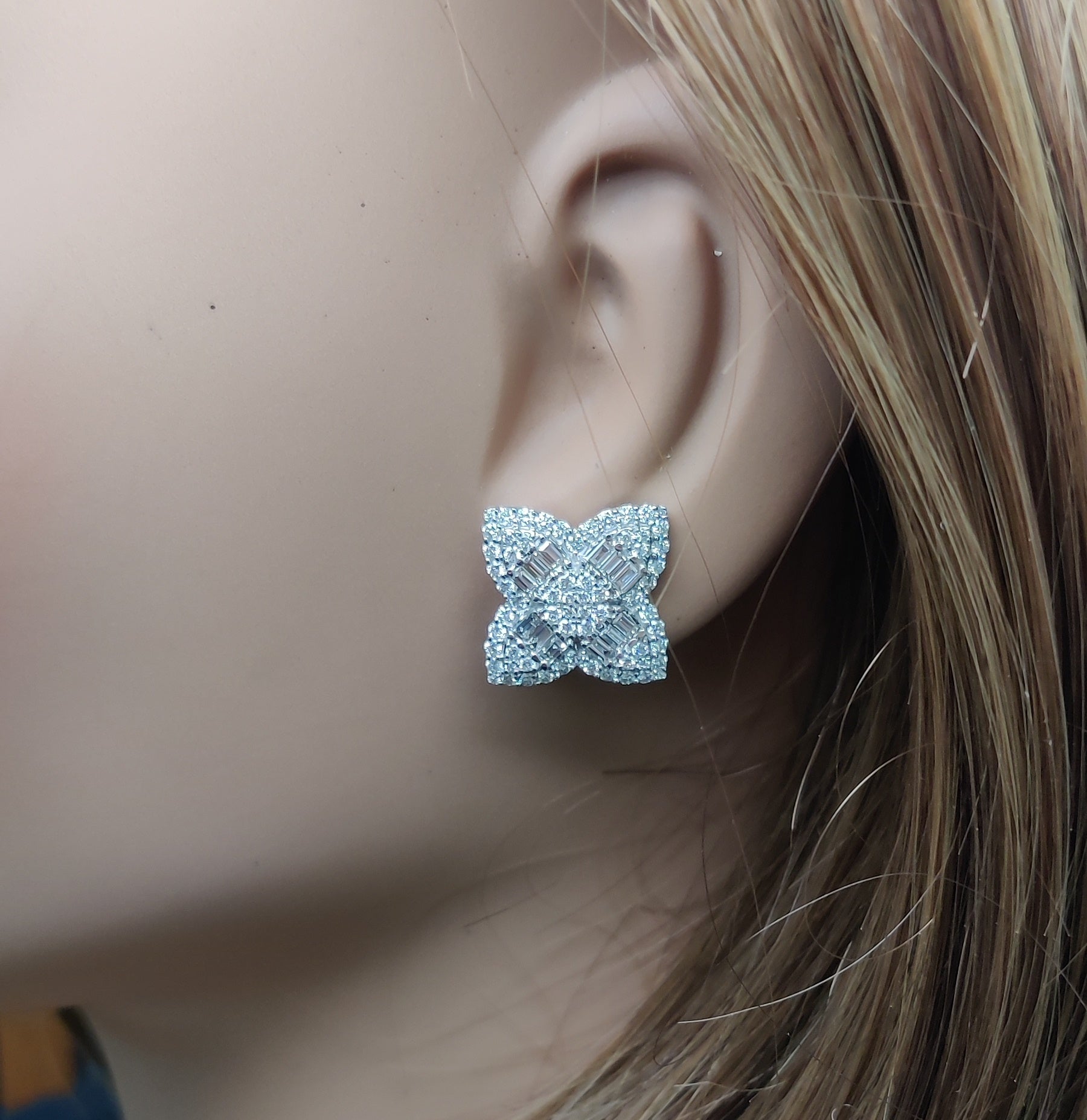 Natural White Round Diamond Earring product image 5