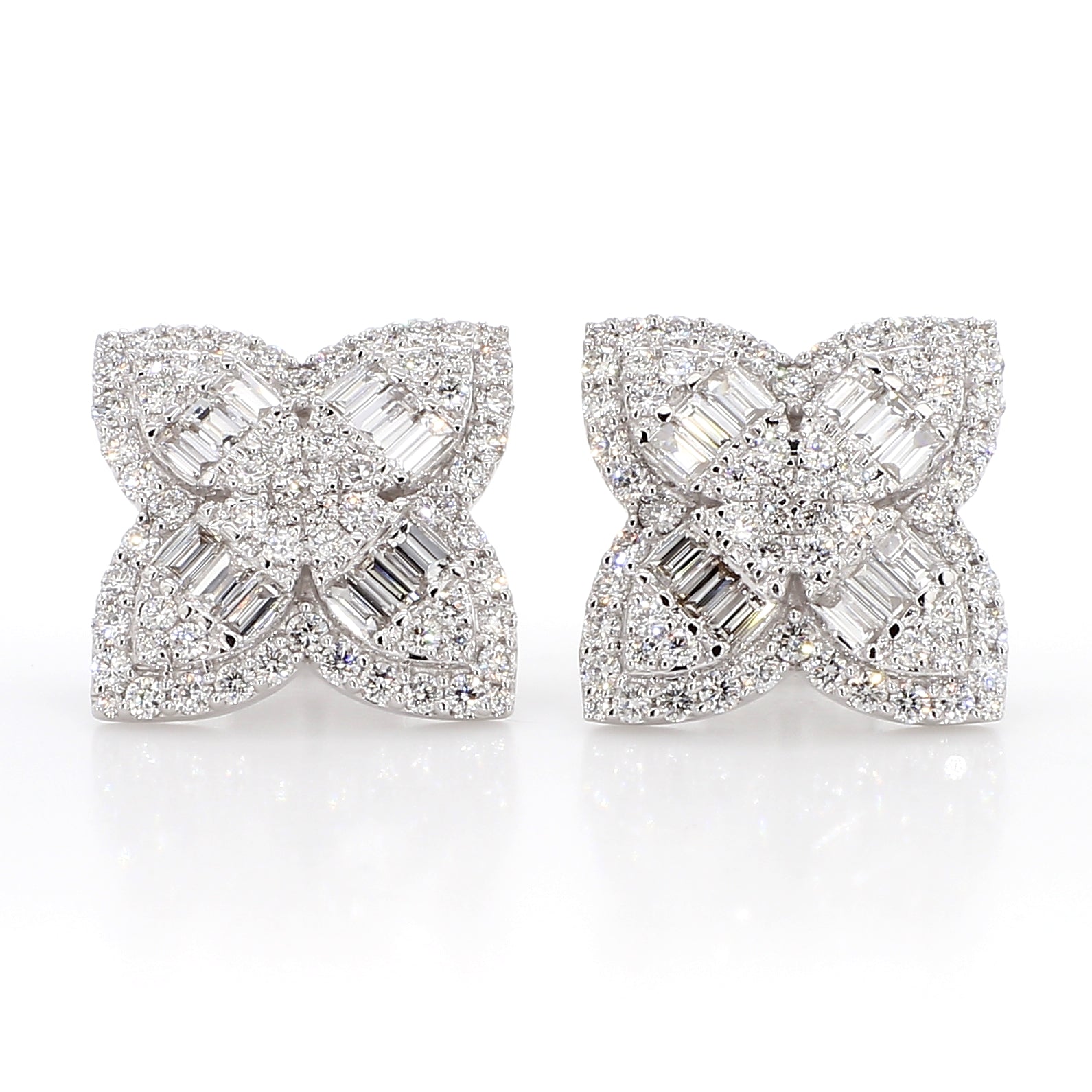 Natural White Round Diamond Earring product image 1